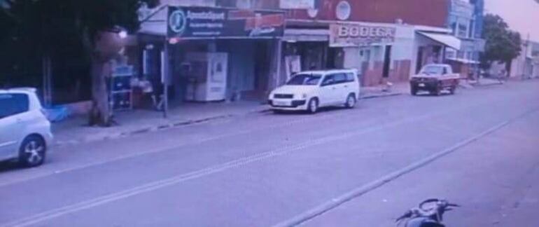 El automóvil blanco cerca frente de la bodega del lugar salió y en el acceso Acahay-Quiindy habría protagonizado el accidente fatal y se dio a la fuga