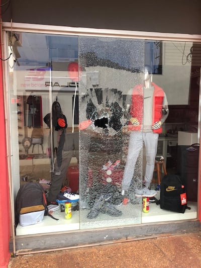 Destrozaron varias vitrinas comerciales.