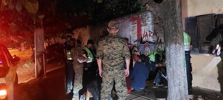 Agentes de la comisaría 54 de San Lorenzo retuvieron a más de 20 adictos en la comisaría.