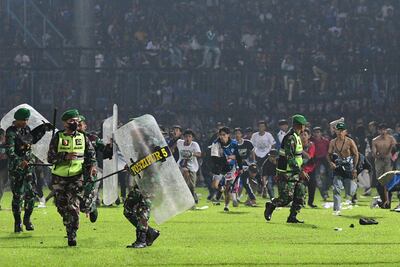 Batalla campal dentro del estadio entre aficionados y policías.