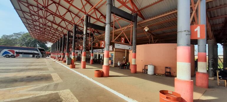 Un bus internacional con destino a la ciudad de La Plata, Argentina, en la terminal ómnibus de Coronel Oviedo.