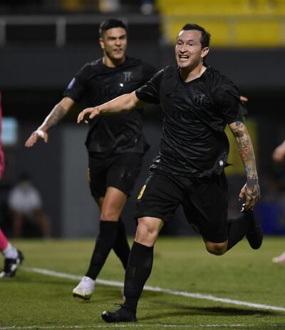 Rodrigo Fernández y Fernando Fernández festejando uno de los goles del puntero del campeonato