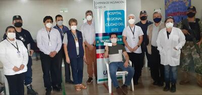 Un total de trabajadores de la primera línea de lucha contra el covid recibieron la primera dosis de la vacuna.