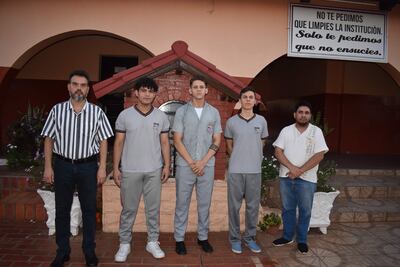 El director del colegio, Darío Gómez, en compañía de los alumnos Luis González Vera, Federico Romero y Mateo Benítez y del profesor Blas Morais.