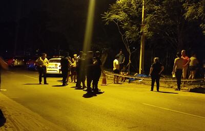 Motociclista muere tras chocar violentamente contra una columna de la Ande, al costado del Jardín Botánico de Asunción.