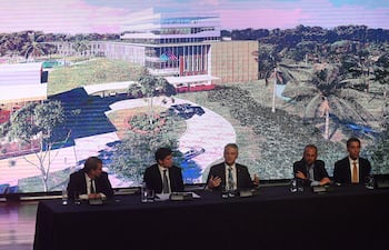 Manuel Ferreira, Fernando Leri Frizza, Szabi Dorotovics, Daniel Labow y Johathan Wetzel, directivos y representantes de las empresas que llevan a cabo el emprendimiento, dieron detalles de lo que pretende ser el centro médico en Paraguay.