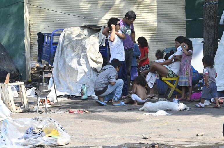 Hombres, mujeres y niños indígenas están en las veredas de Artigas, frente a las oficinas del Indi.
