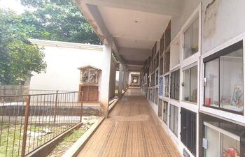 El antiguo columbario construido en el lindero del camposanto expide un fuerte olor a raíz de las filtraciones.