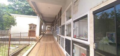 El antiguo columbario construido en el lindero del camposanto expide un fuerte olor a raíz de las filtraciones.