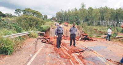 Jefes de la Patrulla Caminera llegaron al día siguiente del desplome del puente sobre arroyo Lorito, en Tacuatí.