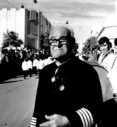 El padre Ernesto Pérez Acosta durante los desfiles del cuarto centenario de la fundación de Villarrica.
