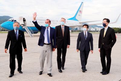 El secretario de Salud de Estados Unidos, Alex Azar, junto a la delegación de su país a su llegada a la República de Taiwán. La visita generó la reacción de China Continental.