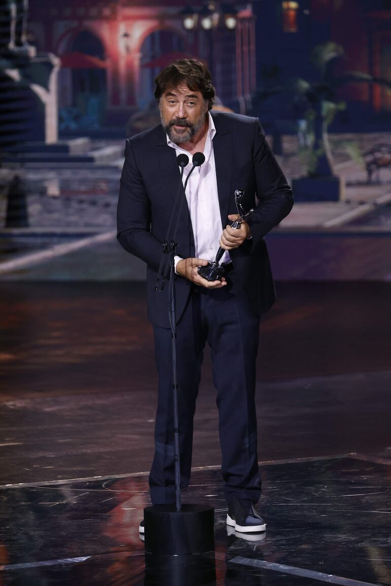 El actor Javier Bardem recibe el premio al Mejor Actor por "El buen patrón".
