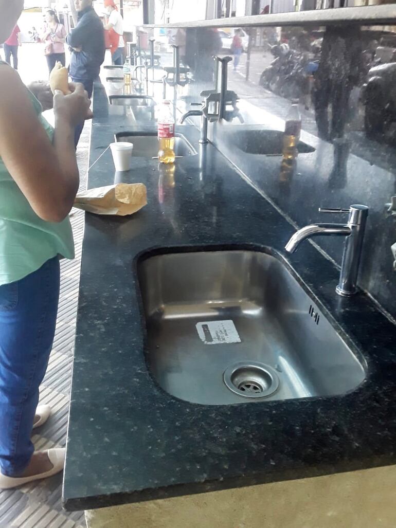 En la entrada del viejo edificio del IPS hay lavatorios nuevos pero sin servicio de agua potable, denunciaron.