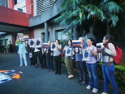 Articulaciones de feministas protestan frente a la sede central del Ministerio Público. Exhibieron pancartas repudiando a Rafael "Mbururu" Esquivel.