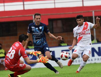 Marcelo González, autor de los dos goles de River Plate, pone en aprietos al arquero de Guaireña Don y Mendieta no llega.