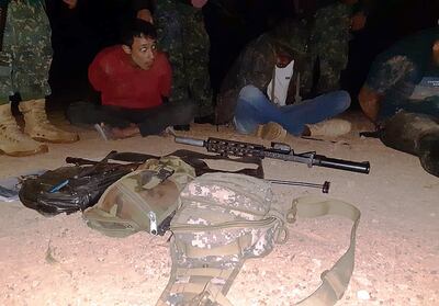 Los fusiles y extranjeros esposados tras el procedimiento.