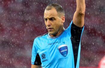 Al uruguayo Ostojich le toca arbitrar el juego decano.
