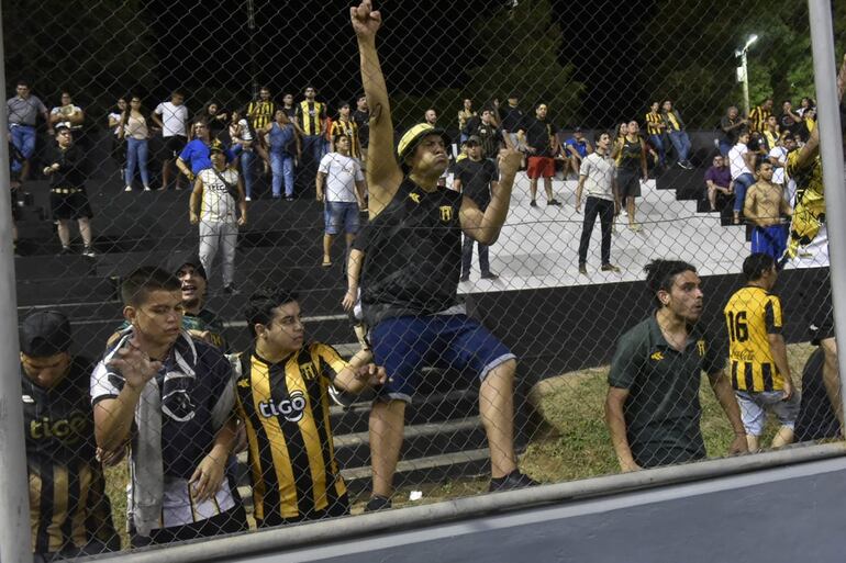 Los hinchas de Guaraní reclamando a los jugadores por el momento crítico en la temporada 2022.