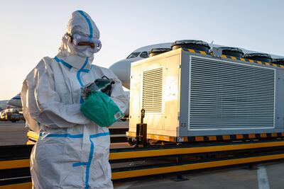 Un trabajador con traje de protección biológica en el aeropuerto internacional de Pekín, China.