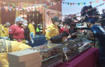 Una gran variedad de comidas típicas están siendo ofrecidas en el San Juan de los Bomberos de CDE.