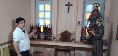 El párroco Teresio Franco muestra las imágenes que se salvaron de quedar carbonizadas en el incendio del miércoles.