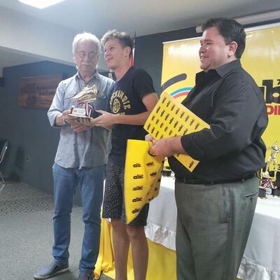 Diago Medina (c) cuando estuvo por ABC Color para recibir su premio de goleador en su categoría