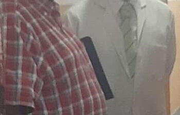 Momento en que el director regional, doctora Roque Silva entrega la dirección general del hospital distrital de Ñemby a su colega, Elías Rojas, en ausencia de la directora saliente, Cyntia Decoud.