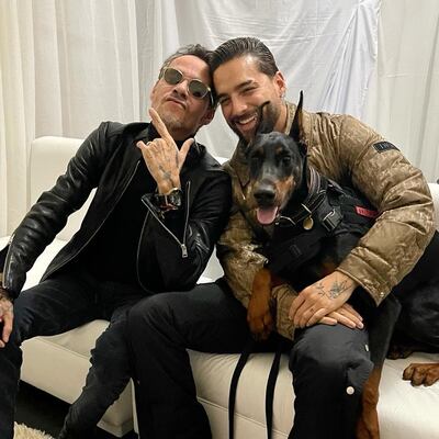 Marc Anthony y Maluma estuvieron juntos en Ecuador. En esta foto los acompaña Karma, el perro del colombiano.