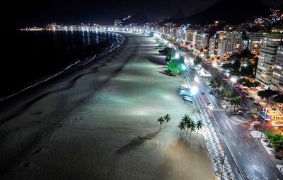 La playa de Copacabana, que cada Año Nuevo se llena con multitudes de personas, en esta ocasión lució así de desierta.