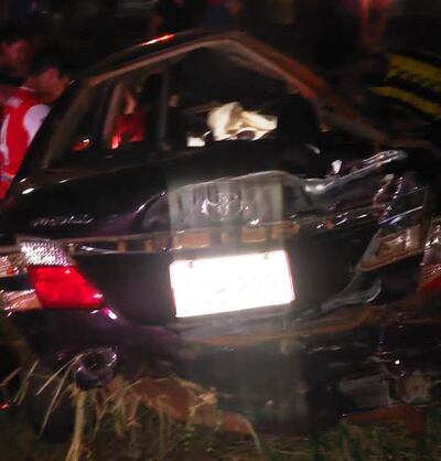 El automóvil Toyota Premio quedó con importantes daños tras la colisión.