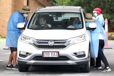 Residentes locales se someten a pruebas de detección de Covid-19 en un centro de pruebas de autoservicio en Brisbane, Australia.