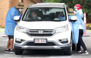 Residentes locales se someten a pruebas de detección de Covid-19 en un centro de pruebas de autoservicio en Brisbane, Australia.