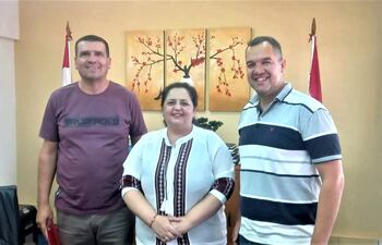 De izquierda a derecha el concejal Digno Aliendre, la directora de Departamentos y Municipios de Hacienda, María Mercedes Martínez y el edil Sergio Bobadilla.