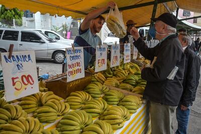Feria de frutas en el barrio Liberdad, en Sao Paulo, Brazil.