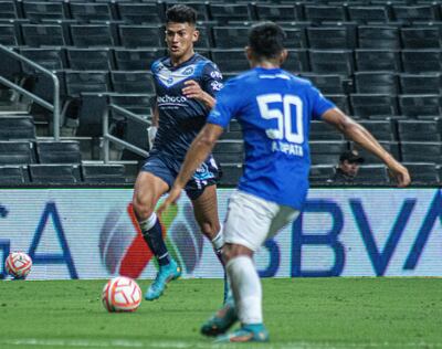 Diego González (i), jugador paraguayo de los Toros de Celaya, contra un defensor de los Raya2 de Monterrey.