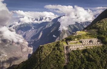 Choquequirao es un sitio Inca en el sur de Perú, similar en estructura y arquitectura a Machu Picchu. Las ruinas son edificios y terrazas a niveles por encima y por debajo de Sunch'u Pata, la cima de la colina truncada