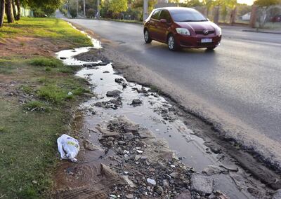 En Perón y Chivato, los vecinos denuncian que siempre hay aguas servidas, caños rotos y basura.