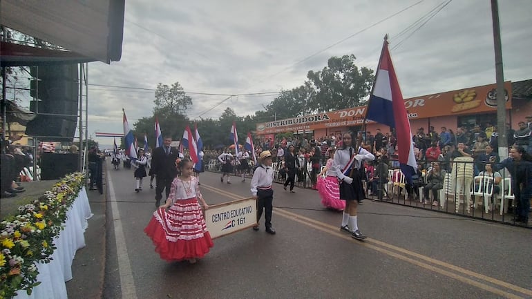 Mucha gente presenció el paso de los estudiantes y representantes de las fuerzas vivas.