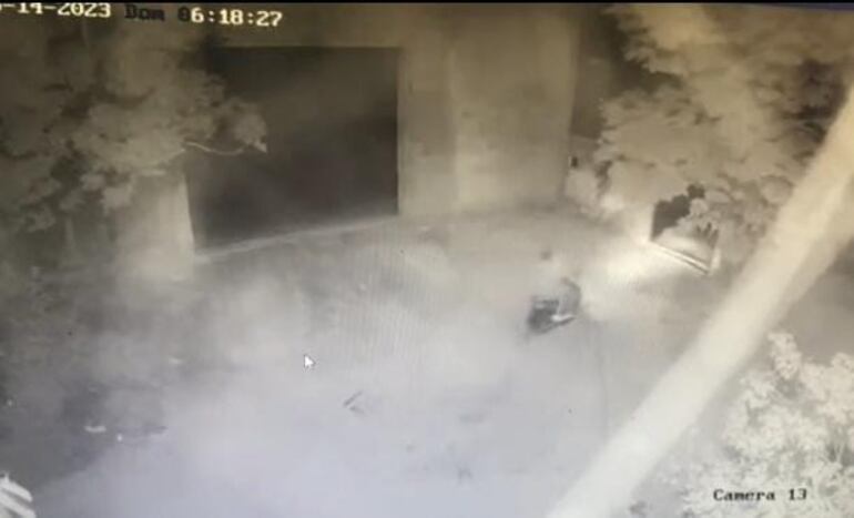 Momento en que la mujer es ingresada en la cancha de fútbol del Club 8 de Diciembre.