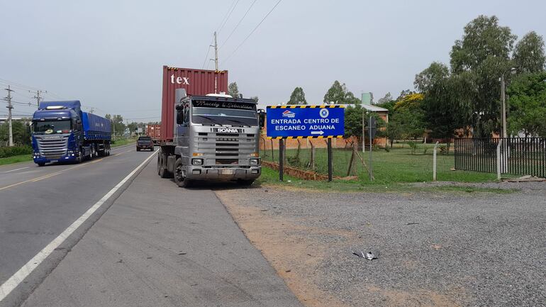 Los camiones de gran porte con cargas esperan turno para poder ingresar al sistema de control aduanero en Villeta.