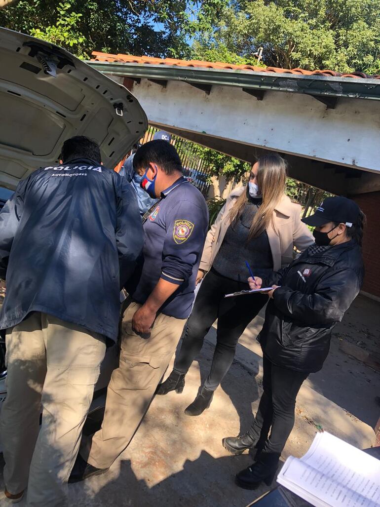 Personal de automotores de la policìa verifica uno de los seis lujos vehículos encontrados en una vivienda de la ciudad de San Antonio. La fiscala Laura Avalos sigue de cerca el operativo. Tres de los rodados tenían los números de chasis adulterado y con chapas falsas y otros tres no tenían documentaciòn alguna, según los intervinientes.