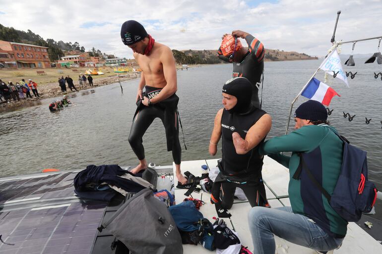 Los franceses Théo Curin (2-d), nadador y medallista paralímpico, tal como Malia Metella (c-atrás), cinco veces campeona de Europa, y Matthieu Witvoet (i), preparándose para su desafío.