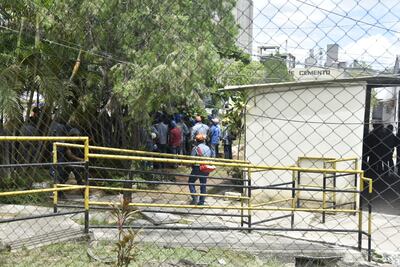 Foto de la reunión de los funcionarios de la INC este mediodía en Villeta. Un equipo de ABC logró sacar la imagen desde afuera, ya que la gerencia de la planta no permitió el ingreso de la prensa.