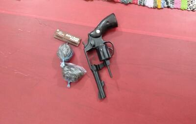 Detención de hombre con orden de captura.