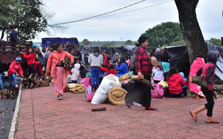 Los indígenas están apostados al costado del Cabildo, frente a la plaza de Armas. Desde la Municipalidad solicitaron que ninguna plaza desafectada sea ocupada.