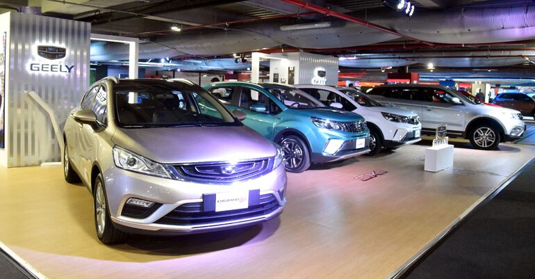 Una variedad de modelos de la marca Geely están en exhibición en la feria de la Cadam.