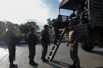 Militares ecuatorianos realizan hoy operativos con fin de contrarrestar hechos delictivos y de violencia, durante el primer día de estado de excepción, en Guayaquil (Ecuador).