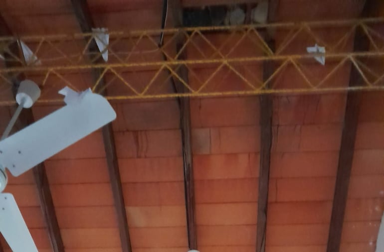 El techo con enormes goteras inundan las salas de clases.