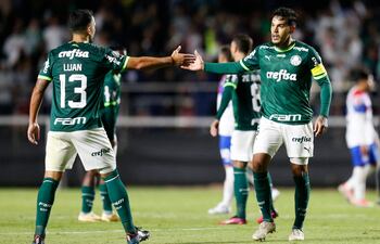 El paraguayo Gustavo Gómez (d), capitán del Palmeiras, saluda a Luan, su compañero en la zaga.